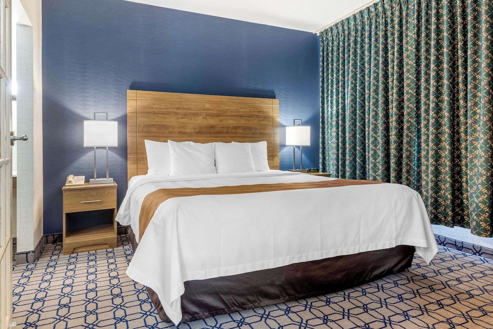 Suite, Non Smoking (1 King Bed, 1 Double Bed) - Photo 1