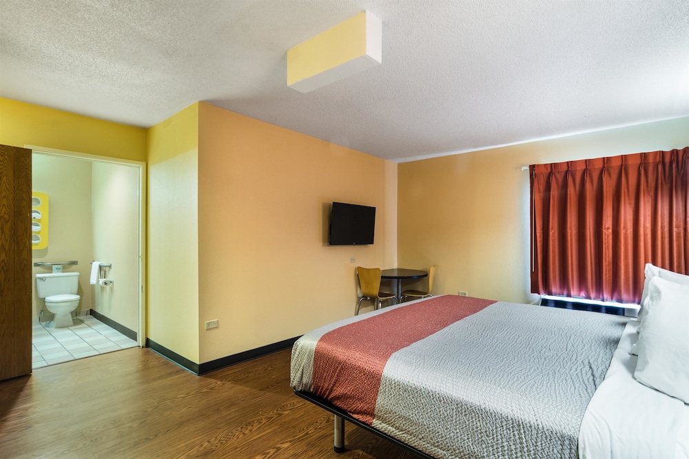Business Room, 1 King Bed, Smoking, Refrigerator photo 2