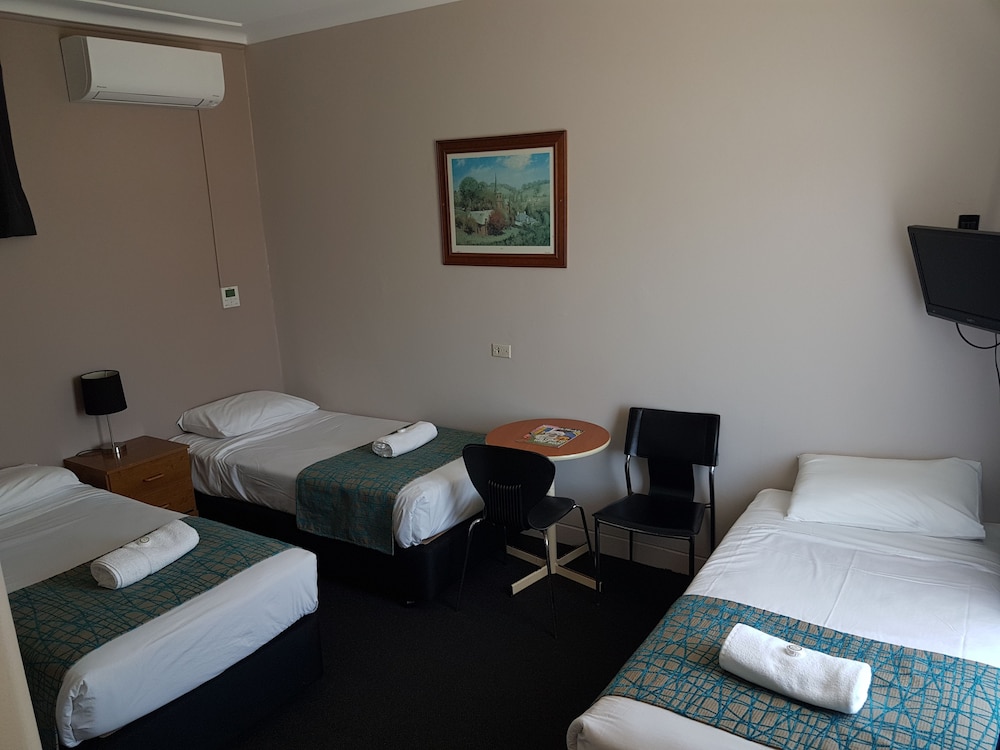 Standard Room, Non Smoking (Three Singles) photo 1