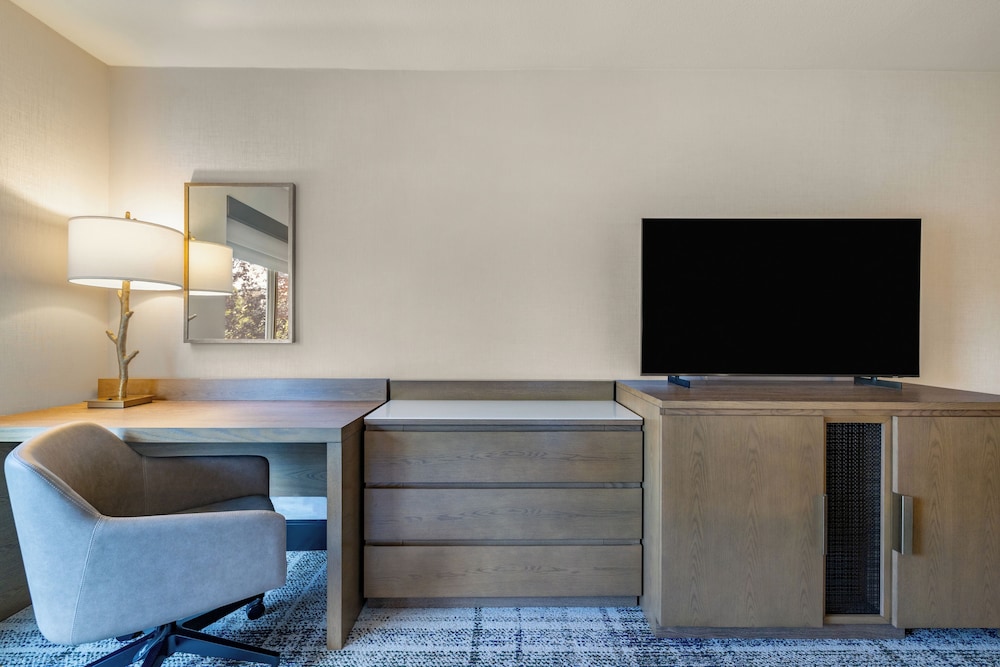 Room, 1 Queen Bed, Accessible, Bathtub (Hearing) at The Newberry Hotel Bend, Tapestry Collection by Hilton in Bend