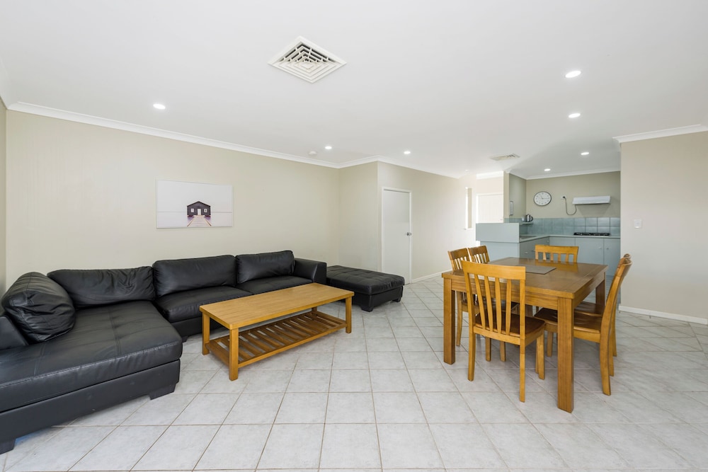 Family Villa, 2 Bedrooms, Jetted Tub - Photo 9