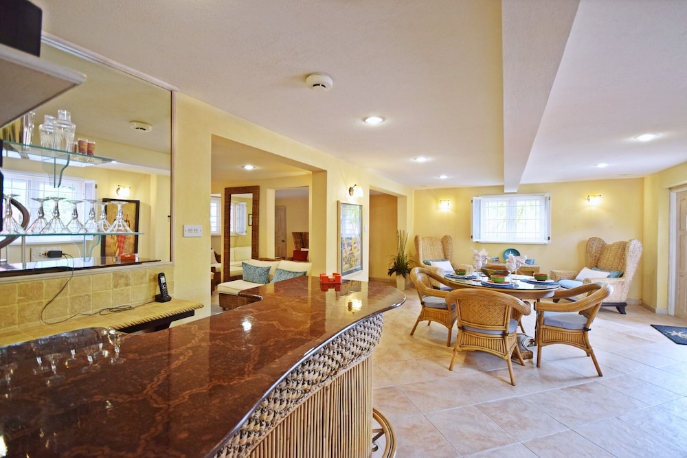 House, 6 Bedrooms photo 2