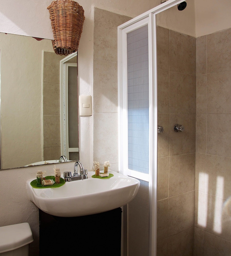 Room, 2 Queen Beds - Photo 12