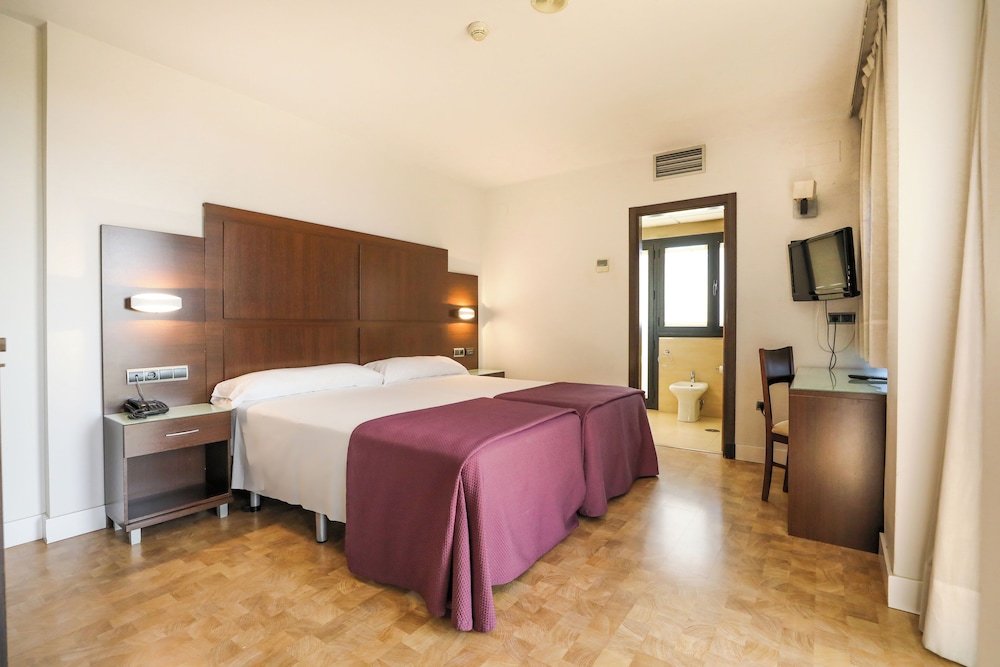 Standard Double Room - Photo 7