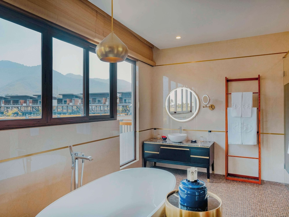 Suite, 1 King Bed, Garden View (Prestige) photo 2