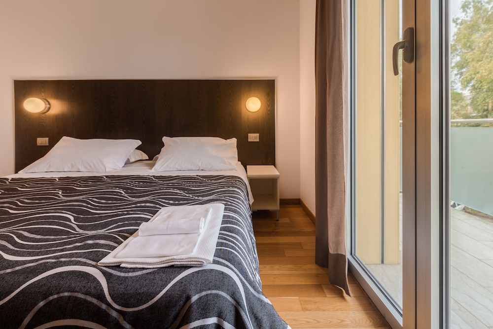 Standard Double or Twin Room, Ensuite (Leonardo Fibonacci) photo 2