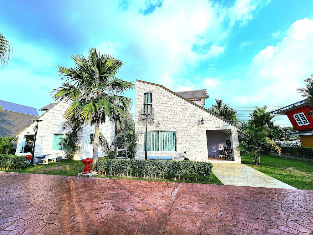 Family Home - Photo 5