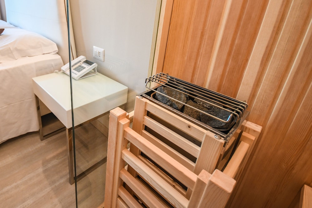 Wellness Room, Jetted Tub, Lake View (Sauna) - Photo 7