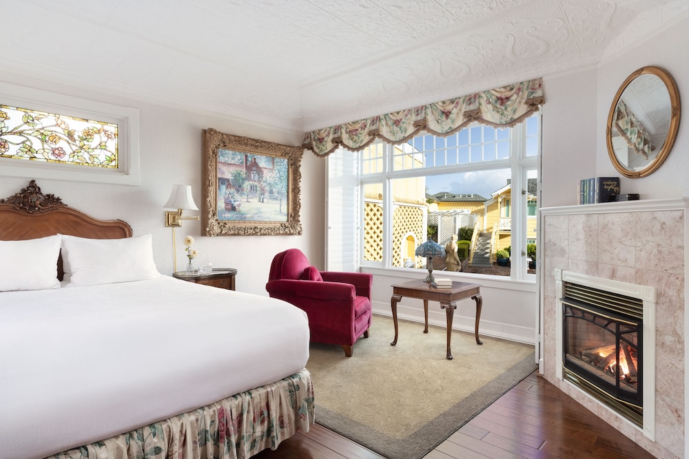 Deluxe Room, 1 King Bed, Fireplace, Partial Ocean View