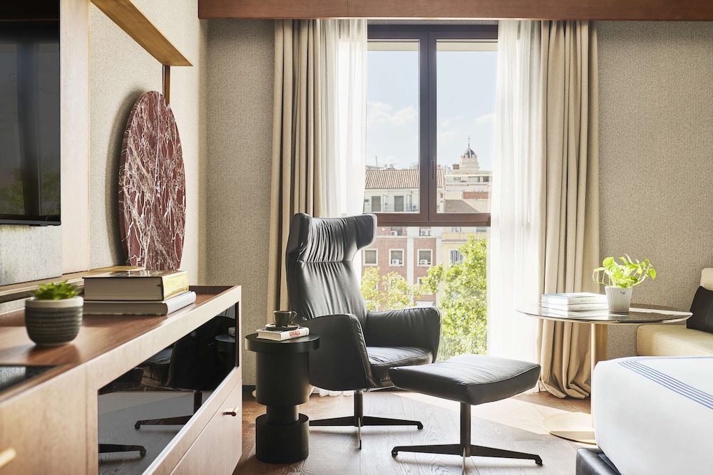 Room, 1 King Bed (City View) thumbnail 5