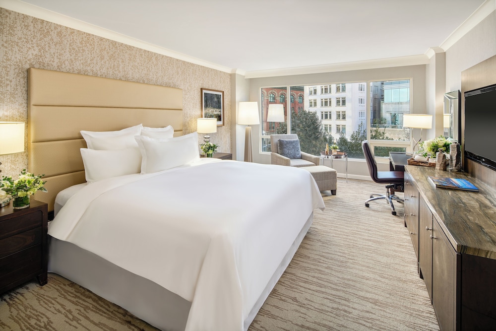 Fairmont City View Room, 1 Queen Bed thumbnail 6