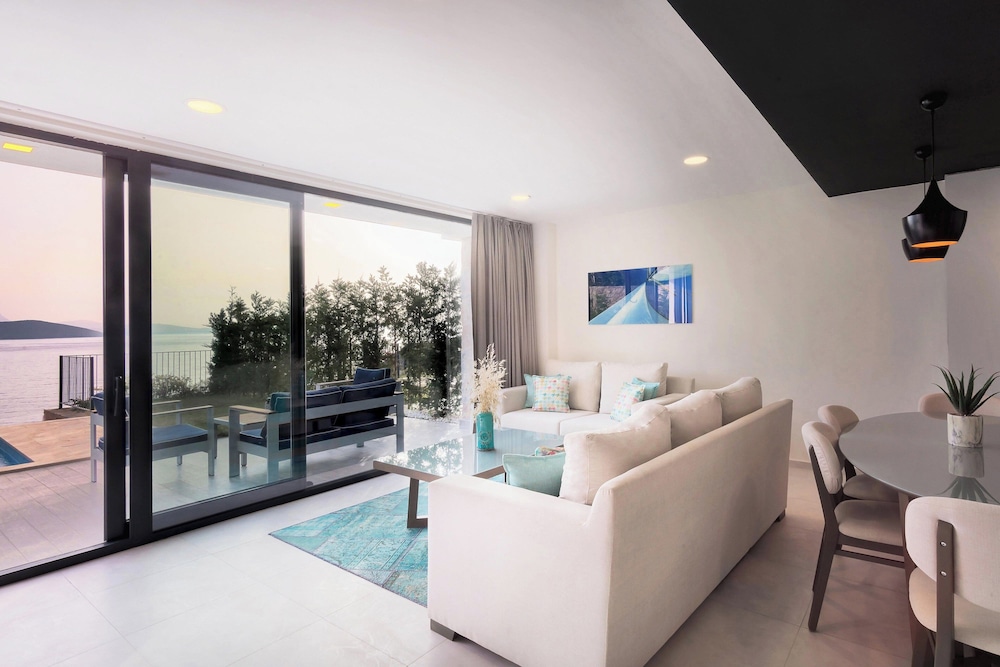 Family Villa, 3 Bedrooms, Sea View (Balcony) thumbnail 6