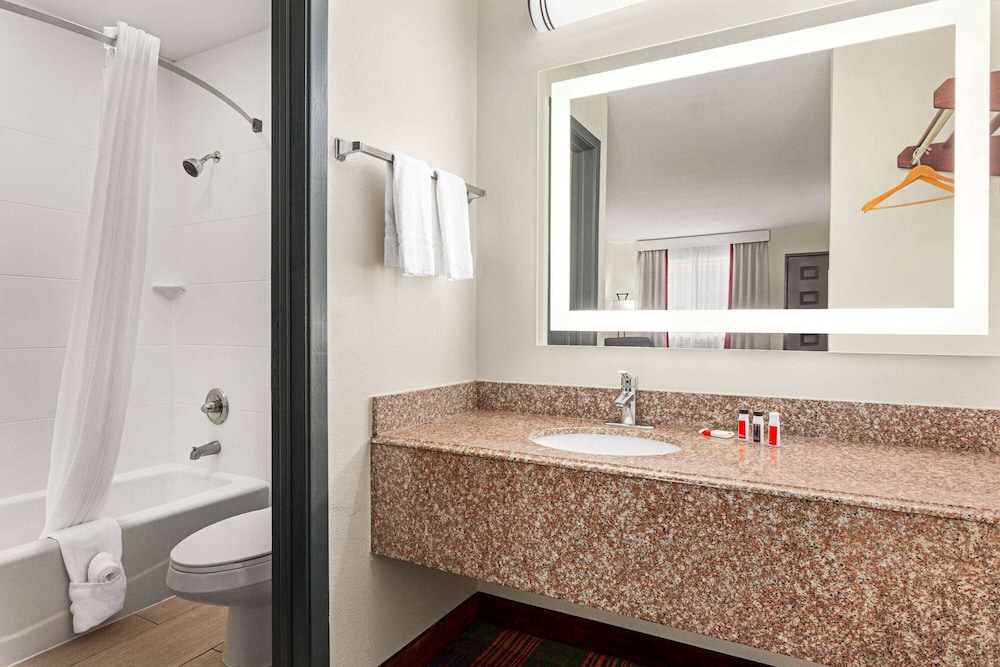 Deluxe Room, 2 Queen Beds - Photo 6