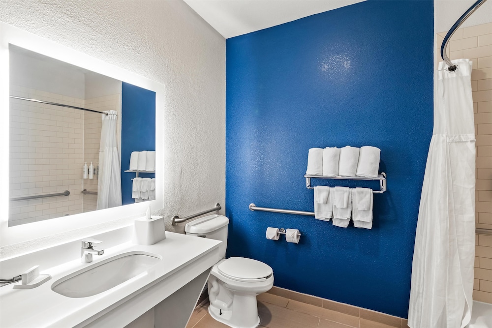 Room, 2 Queen Beds, Accessible, Bathtub - Photo 2