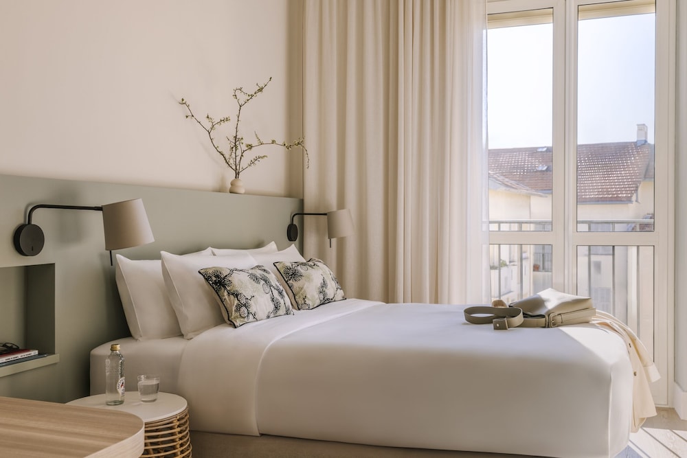 Junior Room, 1 Queen Bed
