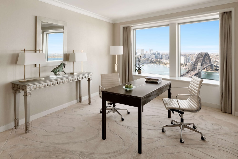 Presidential Suite, Club Lounge Access, Harbor View (High Floor)