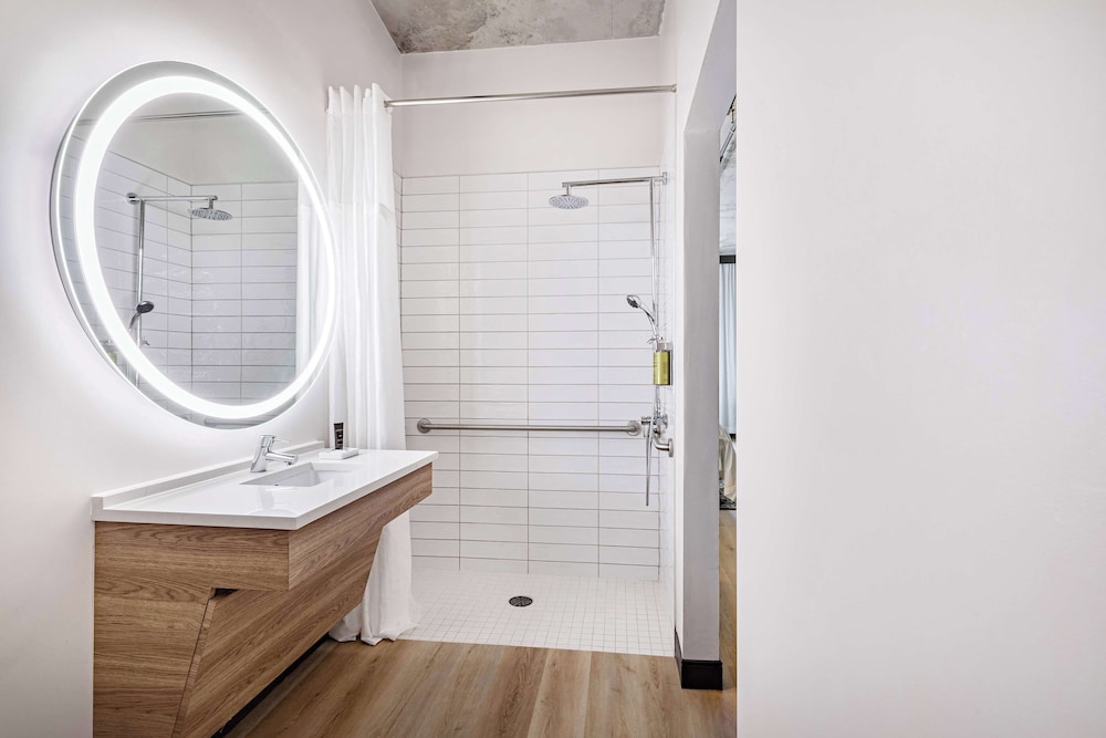 Room, 2 Queen Beds, Accessible (Mobility & Hearing, Roll-in Shower) - Photo 4