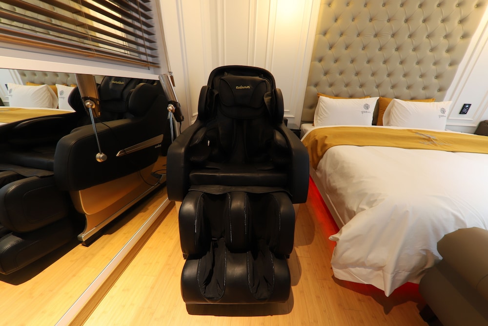 Room, Jetted Tub (Special) - Photo 4