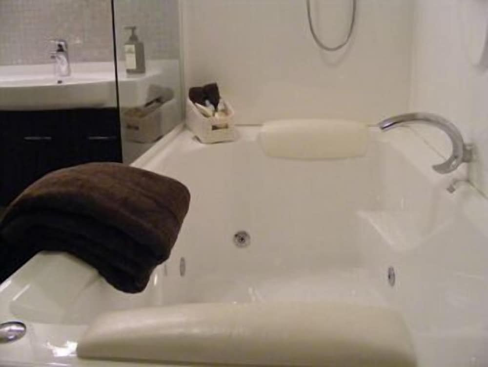 Deluxe Suite, Jetted Tub photo 1