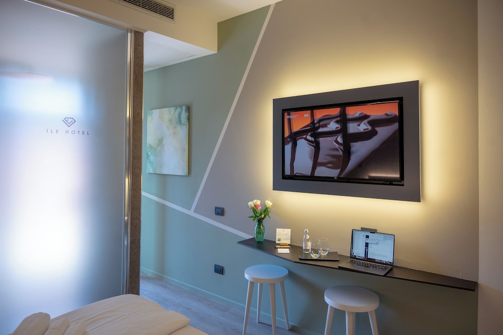 Camera Doppia Superior con balcone e doccia a vista