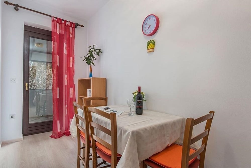 Apartment (Neva - great location - A4 prvi kat d)