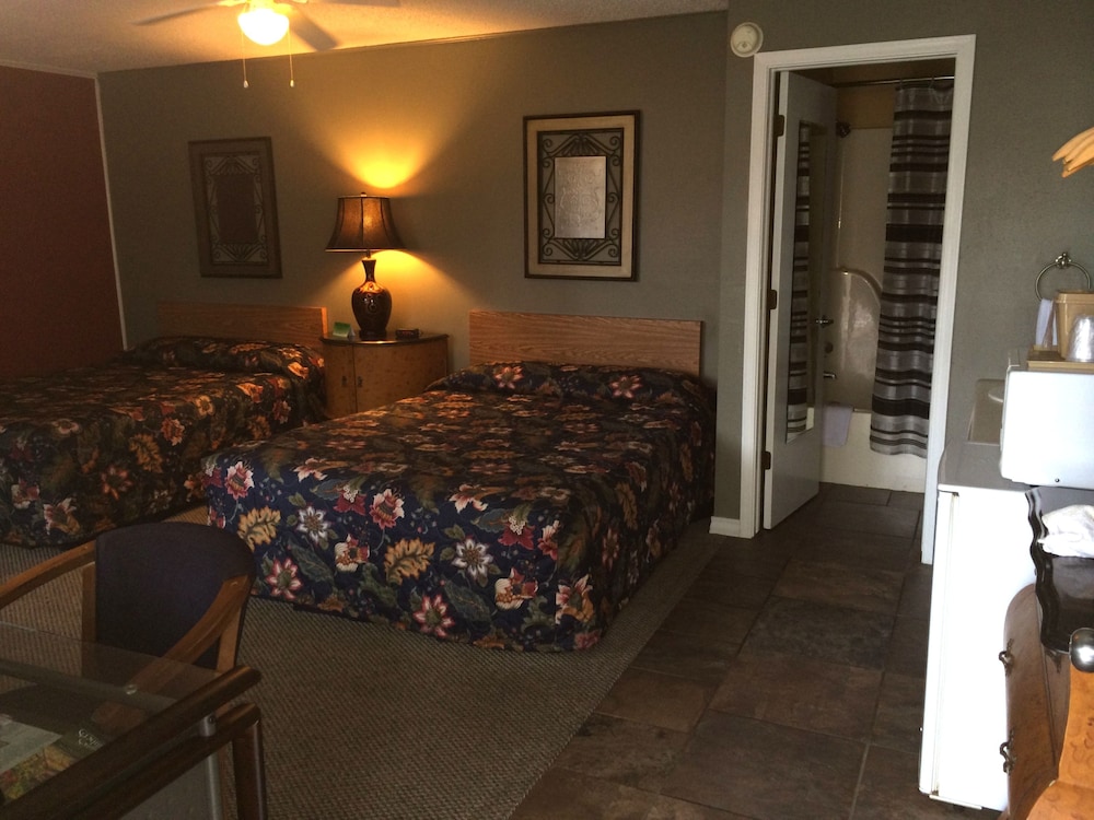 Deluxe Double Room, 2 Queen Beds, Refrigerator & Microwave photo 3