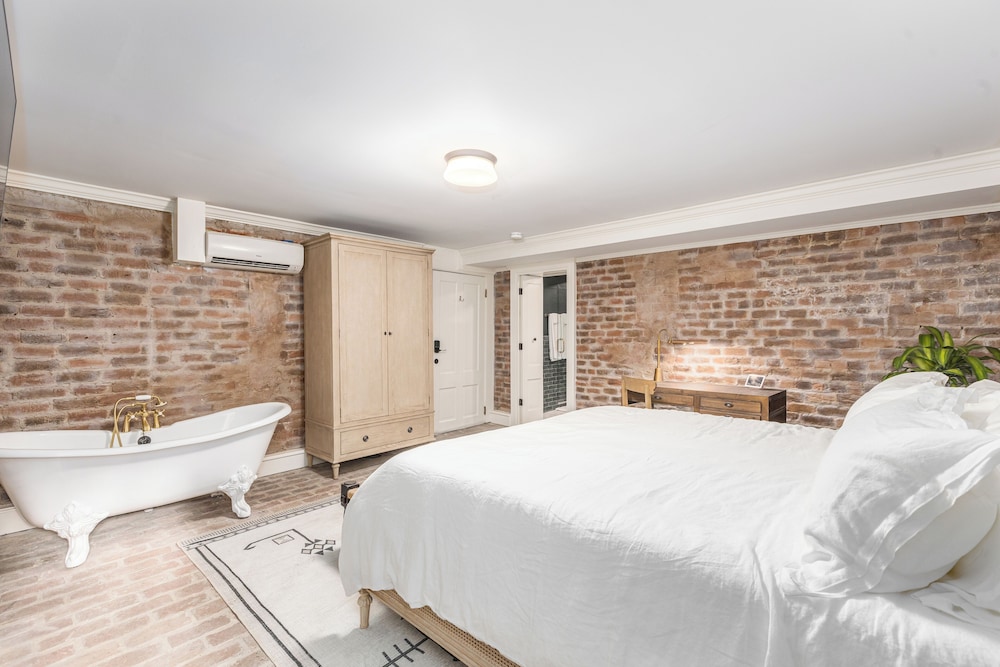 Room (Fifteen)