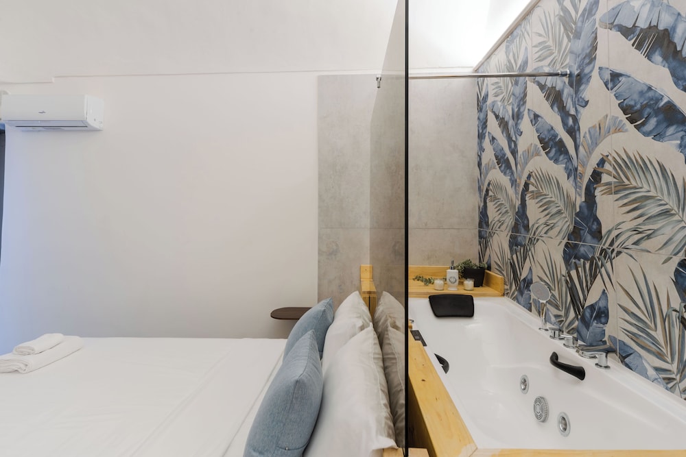 Comfort Room, 1 Queen Bed, Balcony