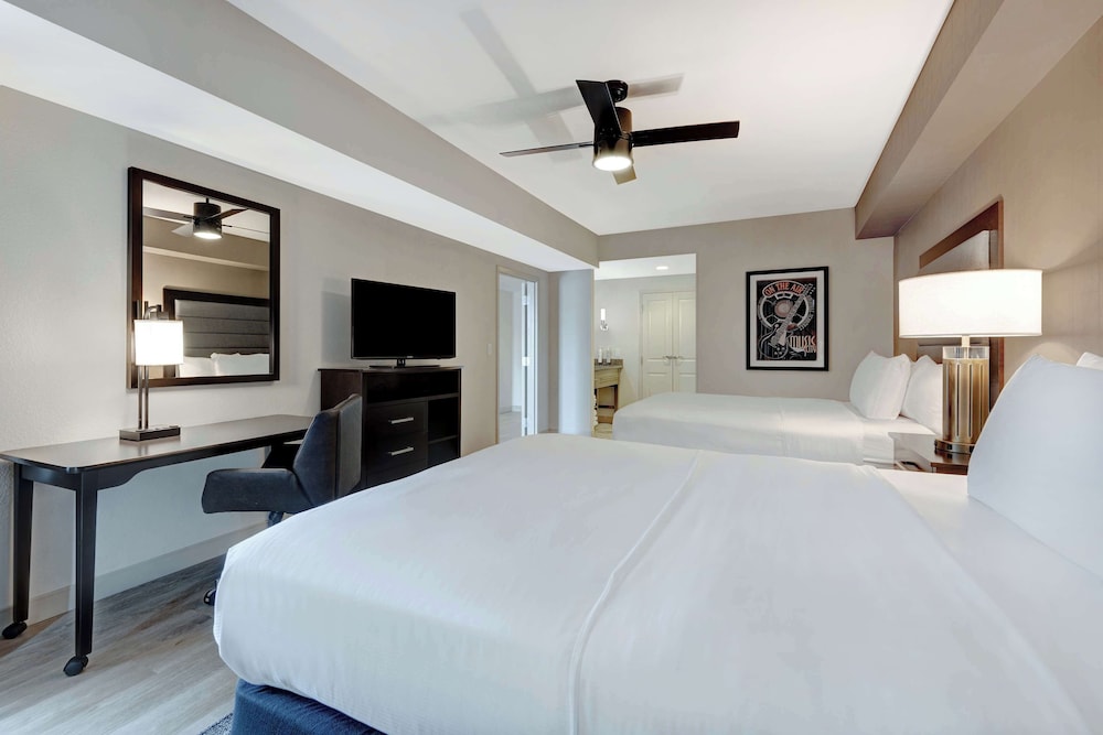 Two-Bedroom Suite - Non-Smoking thumbnail 5