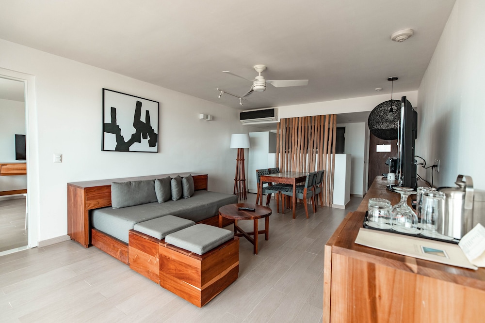 Honeymoon Suite - Photo 4