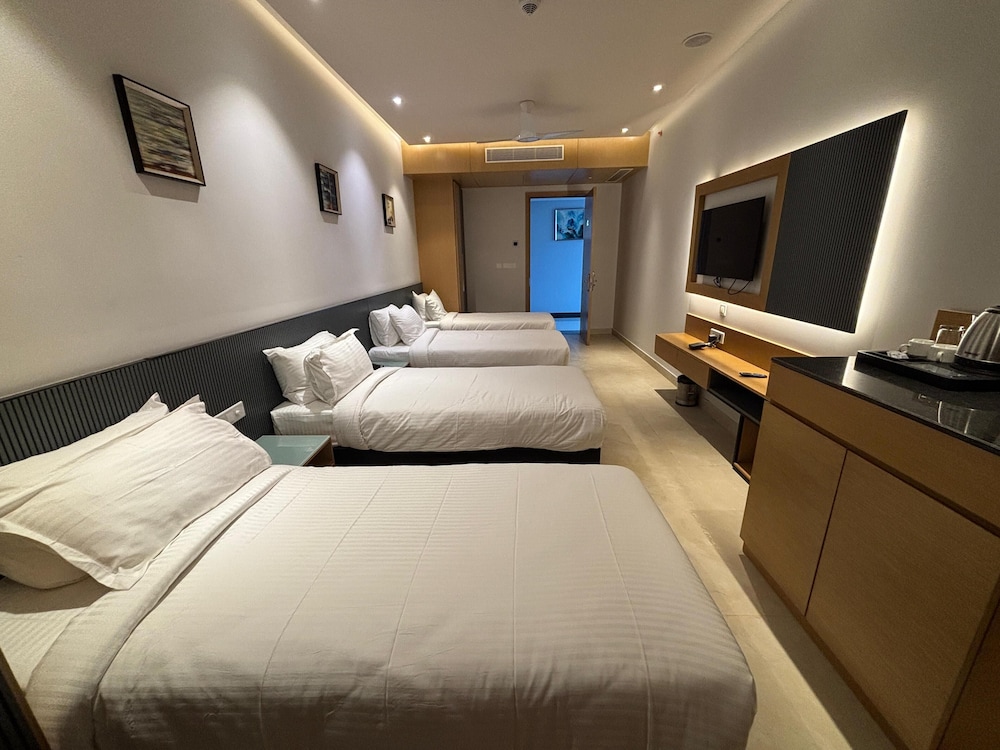 Family Room, Multiple Beds, 2 Bathrooms, City View photo 2