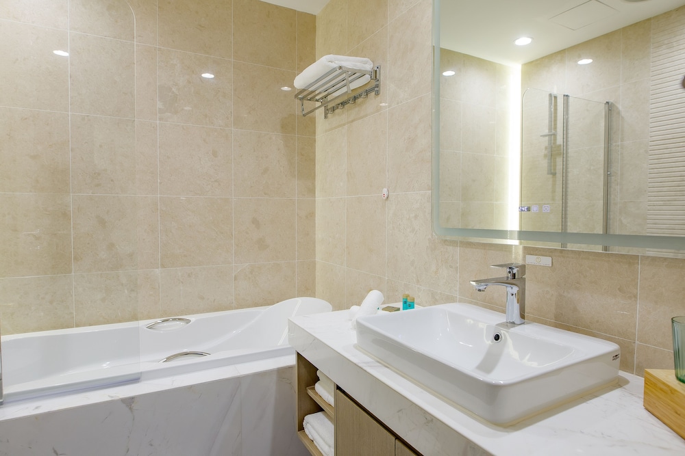 Executive Room, 1 King Bed - Photo 5