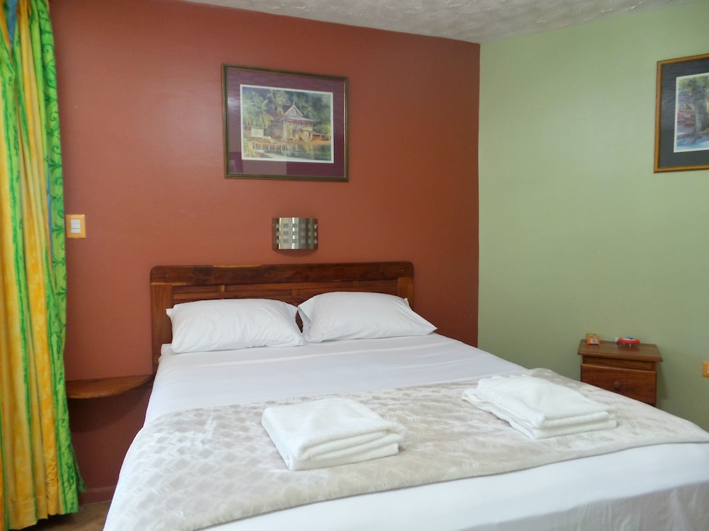 Traditional Cabin, 1 Queen Bed, Poolside photo 3