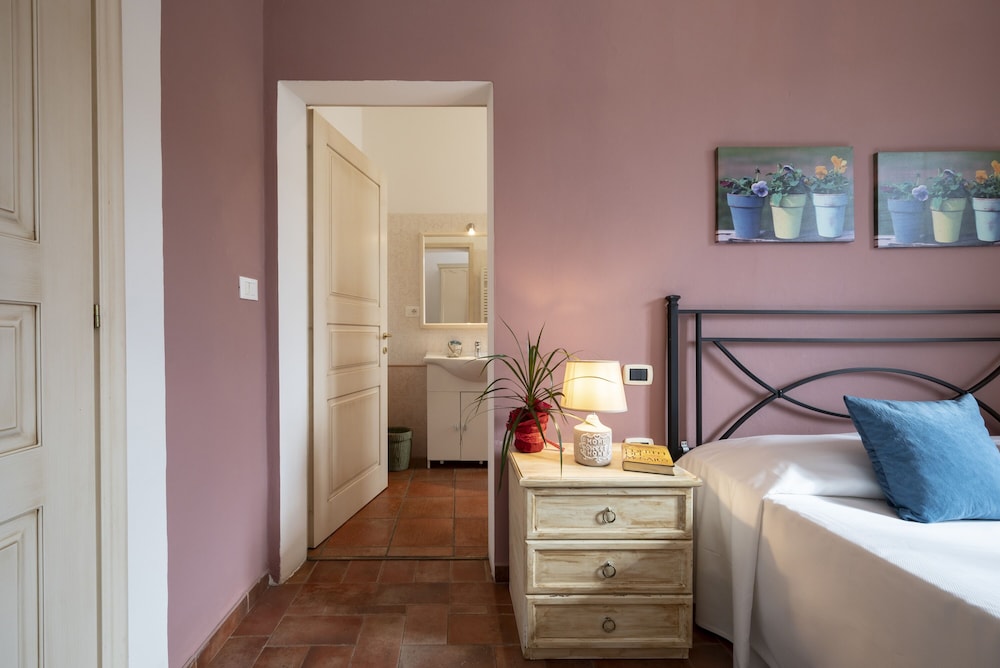 Basic Double Room, 1 Bedroom, Private Bathroom photo 3