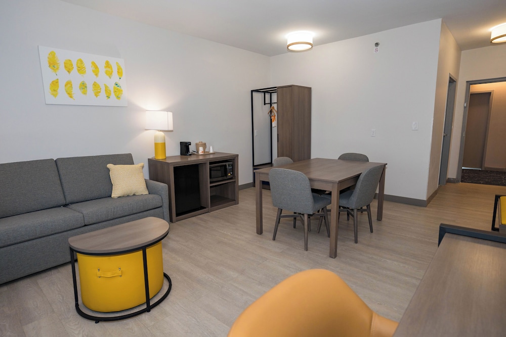 Suite, Non Smoking (2 Queen Beds, Upgrade) - Photo 6