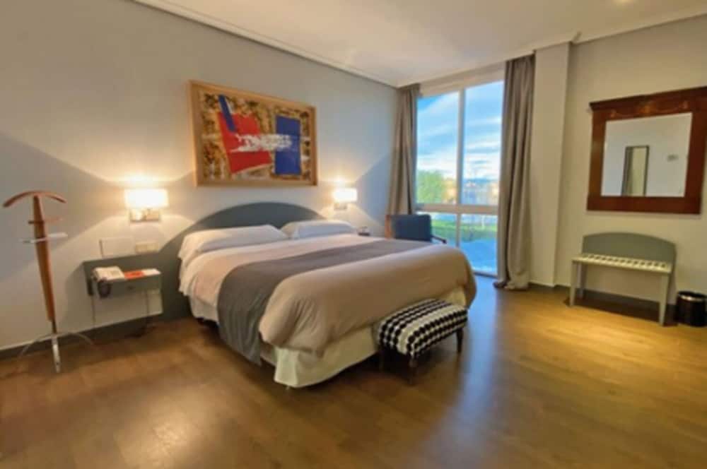 Deluxe Double Room, 1 King Bed, Jetted Tub, Garden View photo 2
