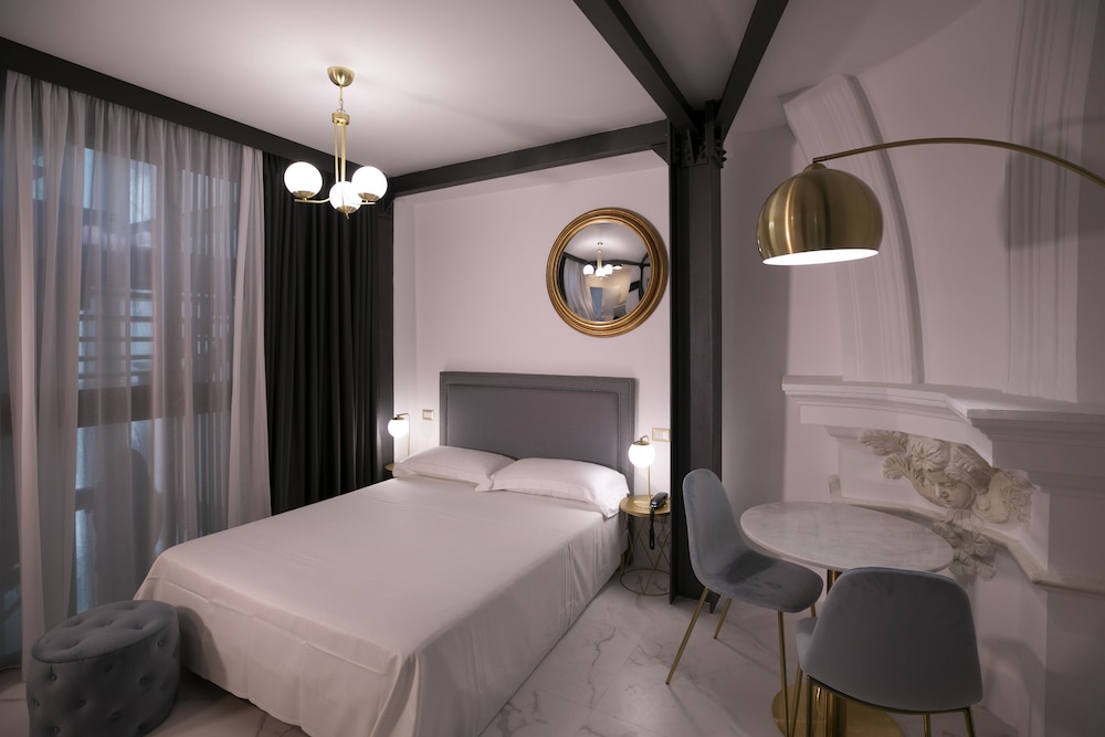 Premium Suite - Photo 1