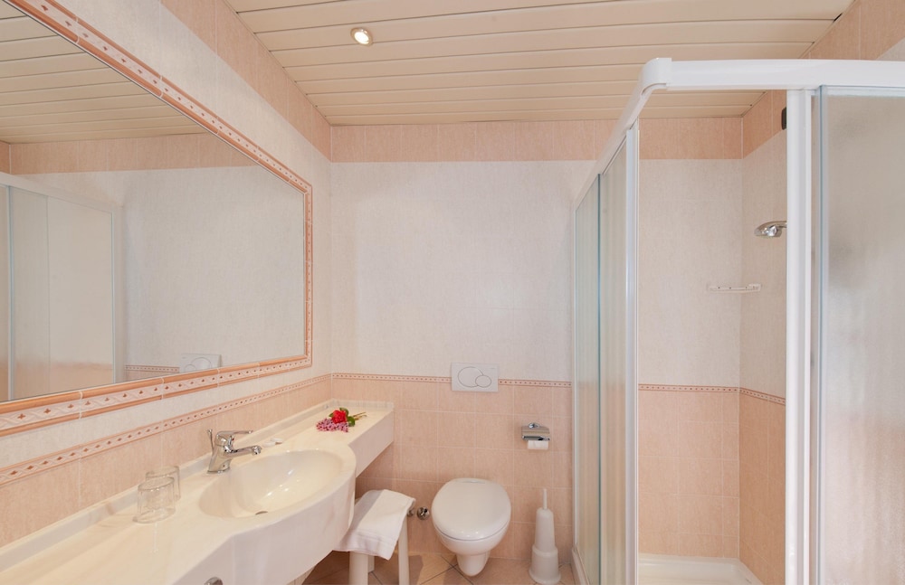 Superior Double or Twin Room, Lake View photo 2
