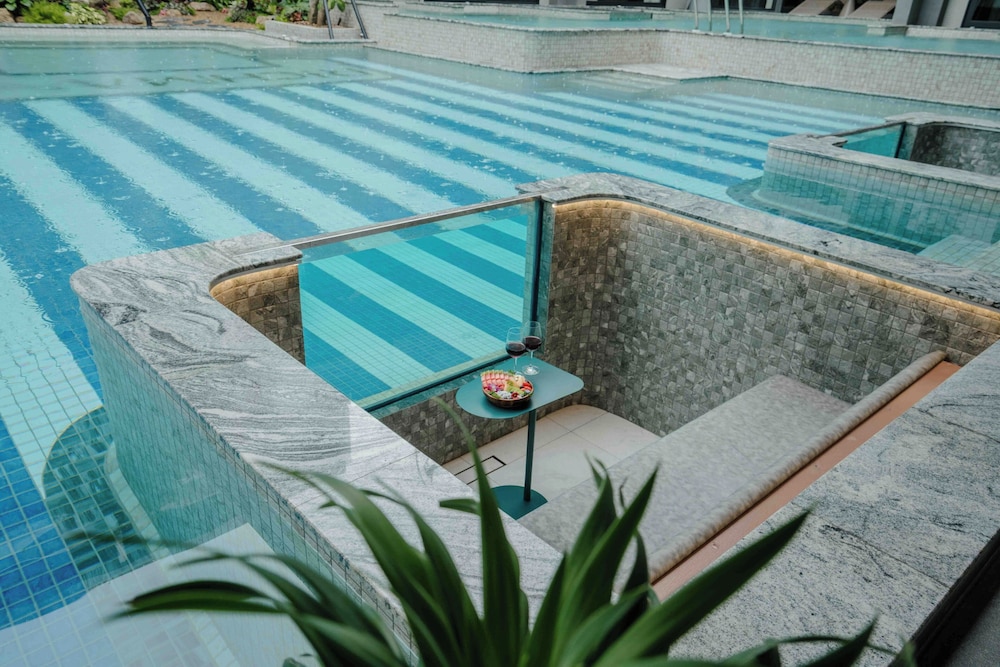 Sunken Pool Access with Jacuzzi - Photo 19