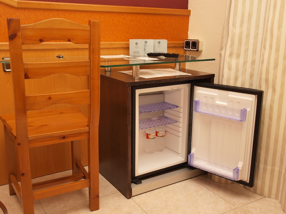 Double or Twin Room, Balcony - Photo 5