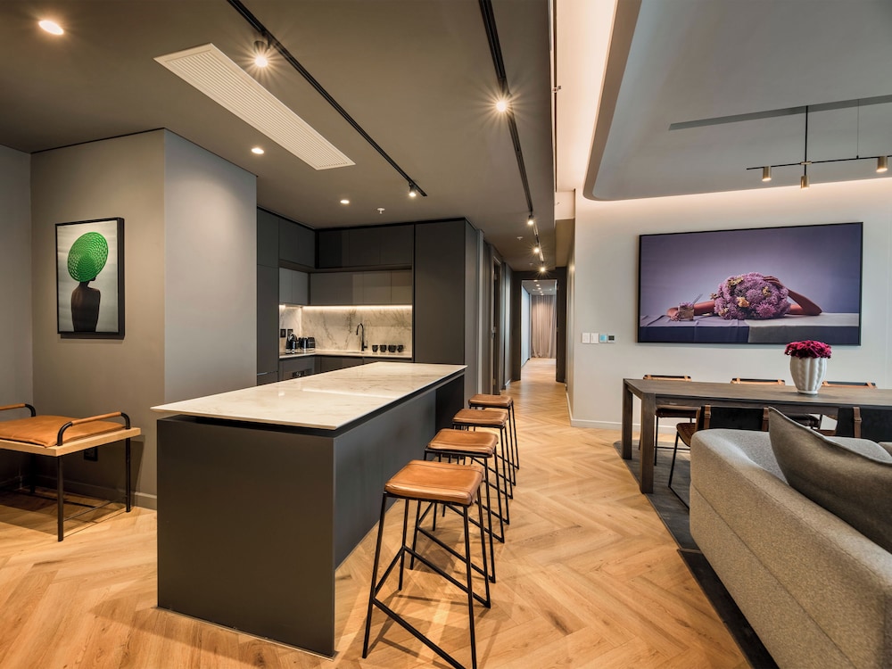 Superior Suite - Photo 8