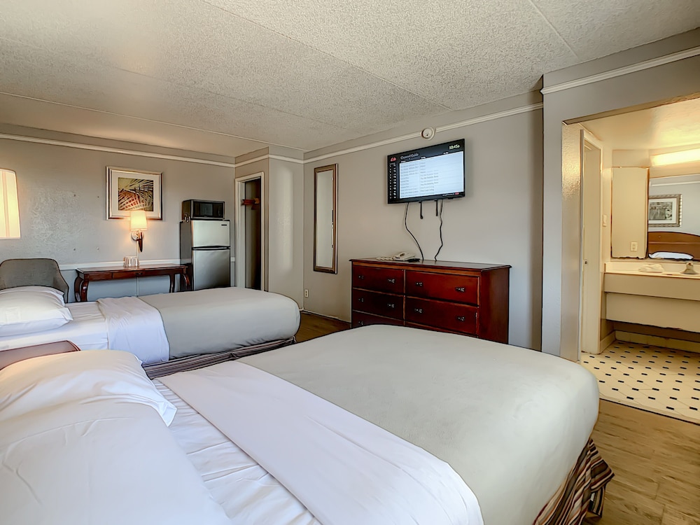 Room, 2 Queen Beds, Non Smoking photo 3