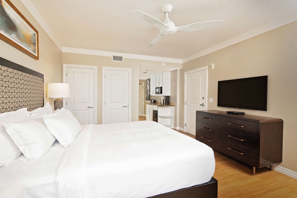 Studio, 1 King Bed, Accessible (Hearing/Roll-in Shower)