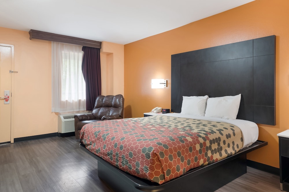 Basic Single Room, 1 Queen Bed, Non Smoking photo 3