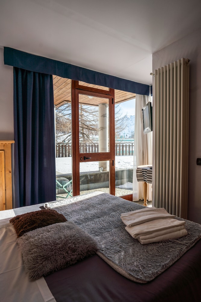 Apartment, 2 Bedrooms, Balcony, Mountain View photo 2