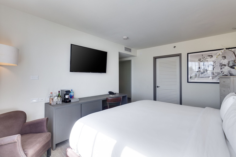 Suite, 1 Bedroom, Pool View - Photo 4