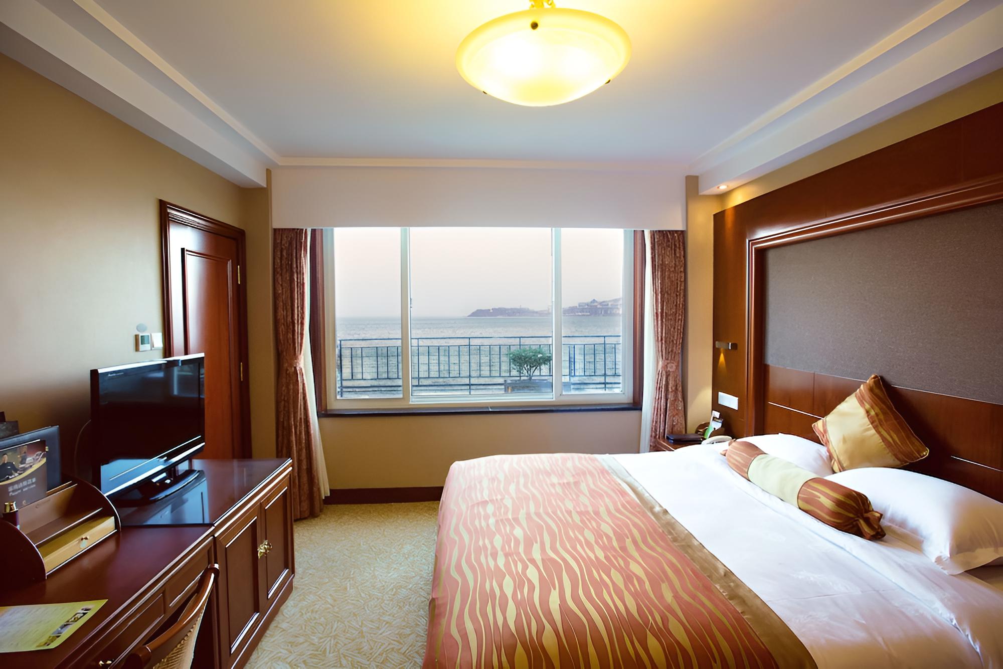 Sunrise Sea View Suite / King Bed photo 3