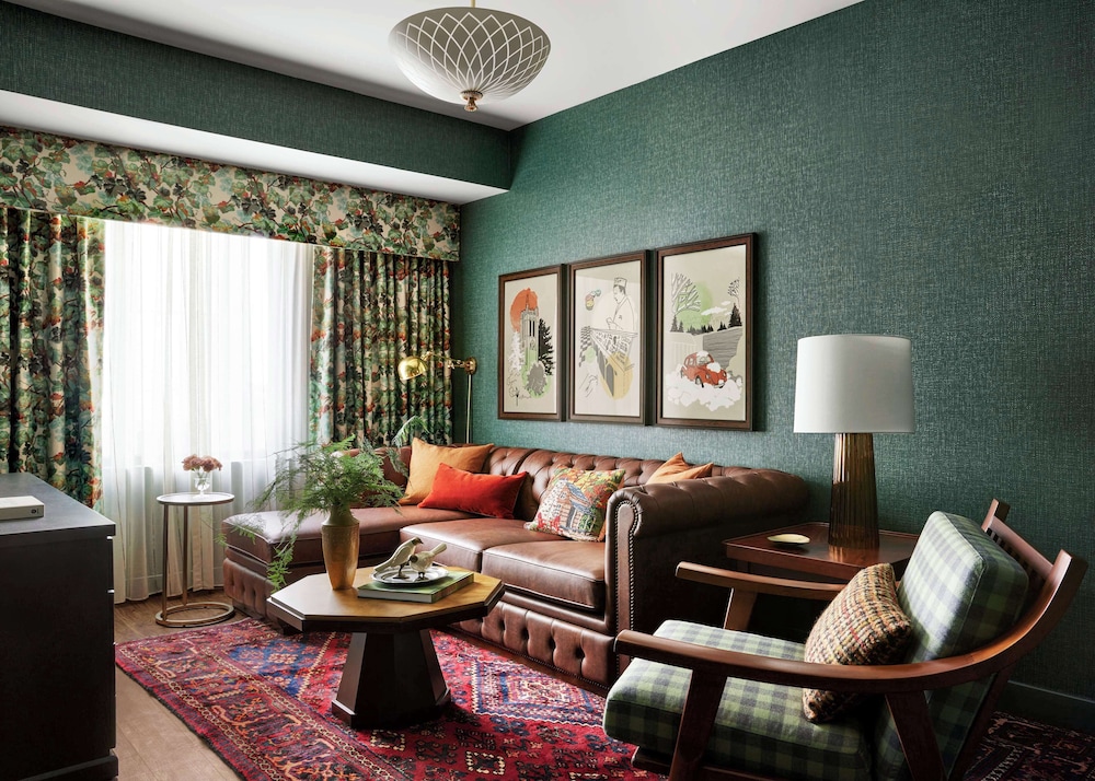 Suite, 1 King Bed (Graduate)