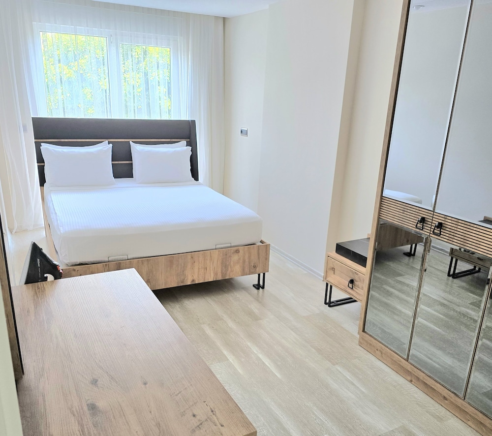 Classic Apartment, 1 Bedroom, Non Smoking, Courtyard View thumbnail 6