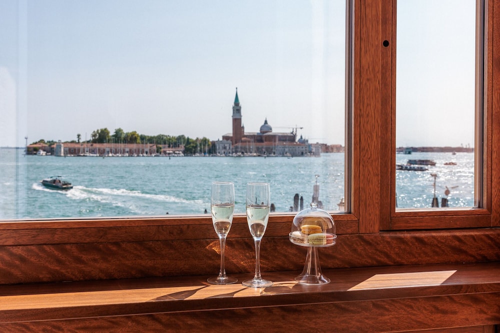 Deluxe Double or Twin Room, Lagoon View thumbnail 5